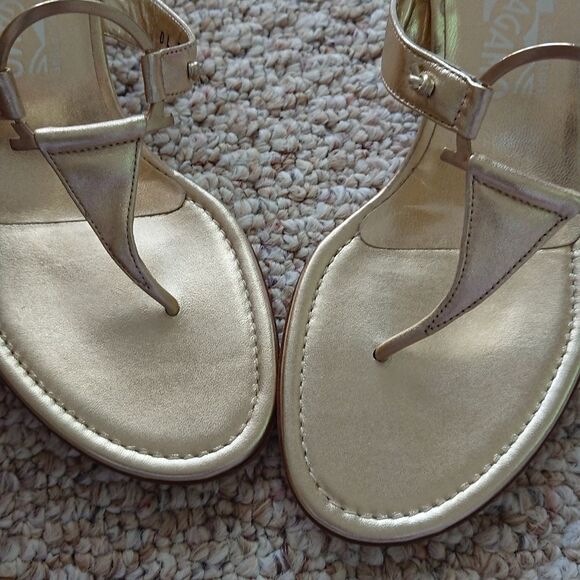 SALVATORE FERRAGAMO FLIP FLOPS LEATHER in GOLD - Picture 7 of 11